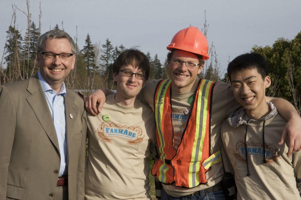 [Stephen Toope and AMS executives at the Great Farm Trek 2009], 2009
